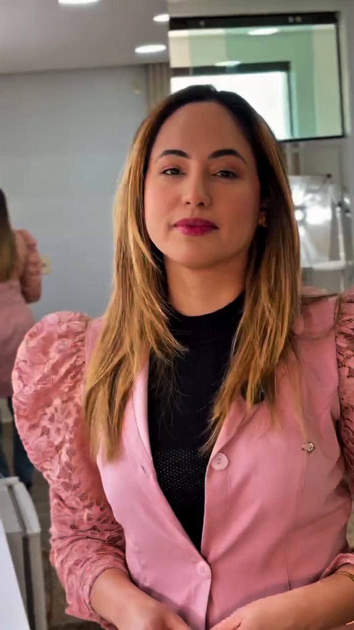 Karla Daniele de blazer rosa na clínica Belle Vitaly.