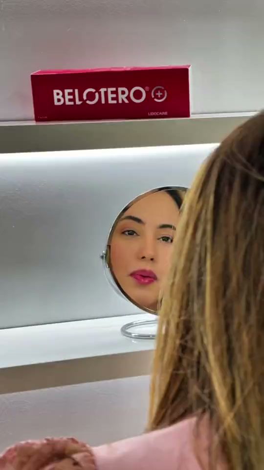 Karla Daniele mostra como pequenos pontos de sombra no rosto mudam a percepção de cansaço.