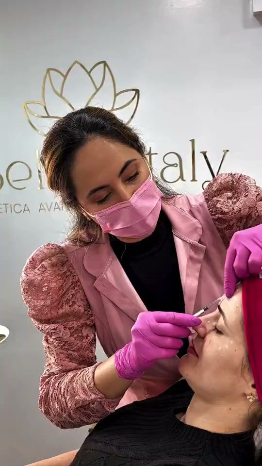 Karla Daniele atendendo pacientes no consultório Belle Vitaly.